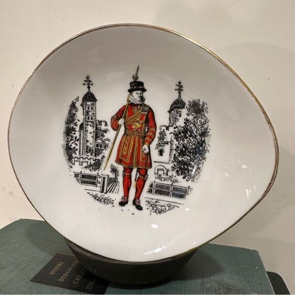 Staffordshire Queensberry fine bone china teardrop kings guard china dish bowl - Picture 2 of 8